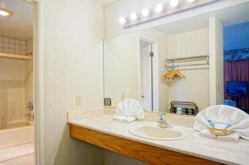 Cabrillo Inn at the Beach — Bathroom