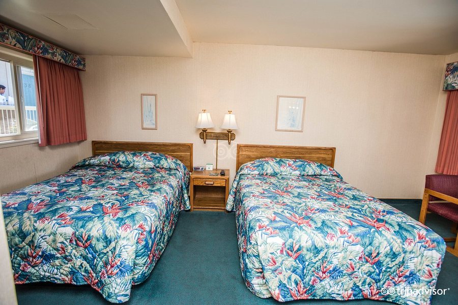 Cabrillo Inn at the Beach — Guest room