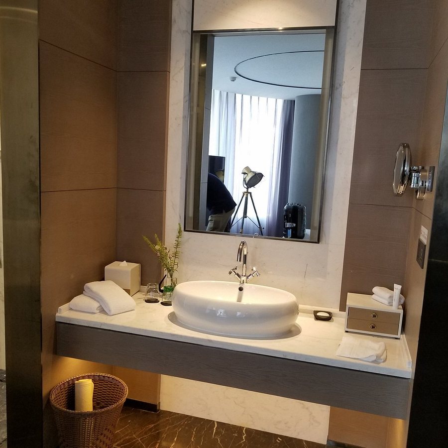 Cachet Boutique Shanghai — Bathroom