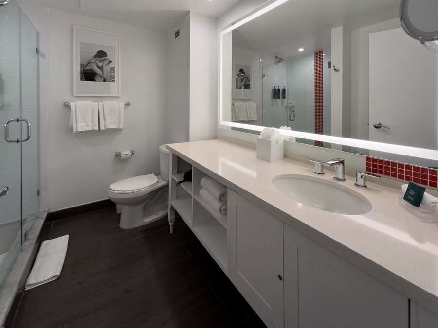 Cadet Hotel — Bathroom