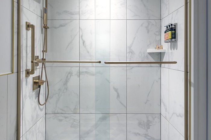 Cadillac Hotel Beach Club — Bathroom