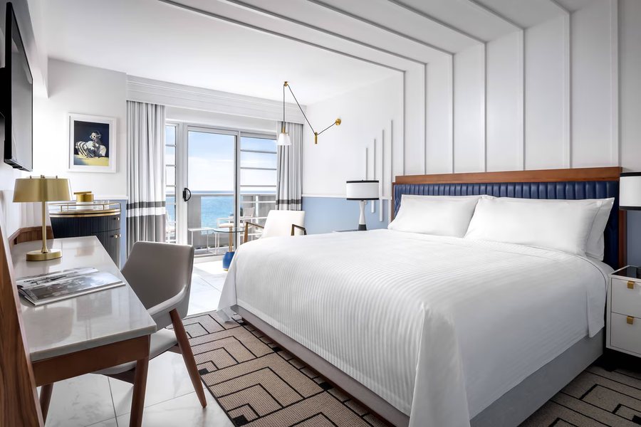 Cadillac Hotel Beach Club — Guest room