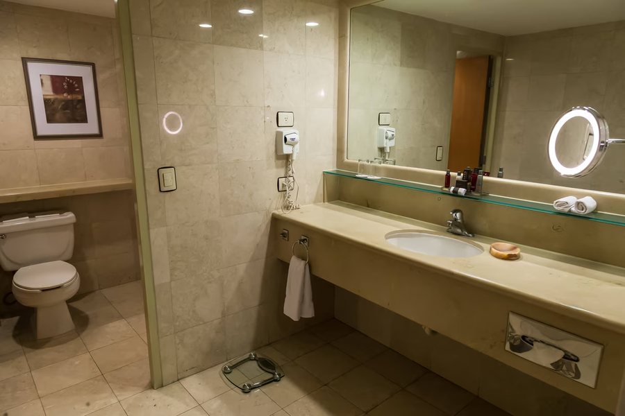 Caesar s Hotel — Bathroom