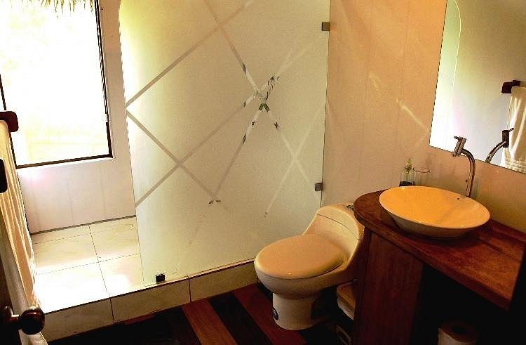 Caiman Lodge — Bathroom