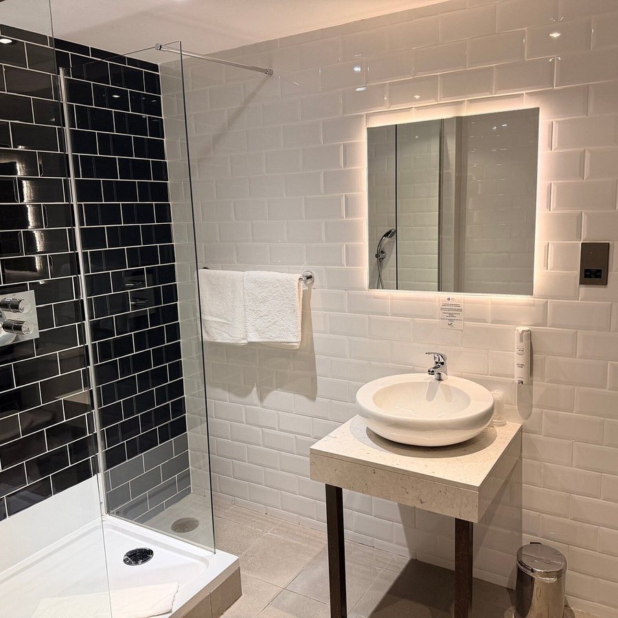 Cairn Hotel Edinburgh — Bathroom