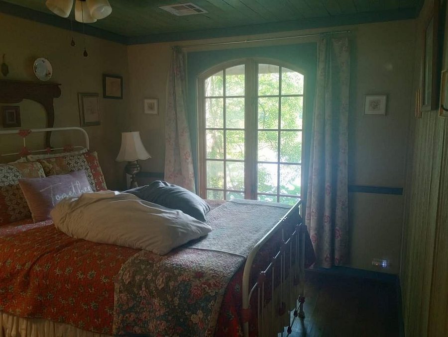 Cajun Country Cottages Bed and Breakfast — Guest room