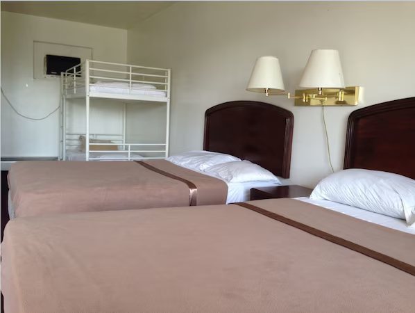 Cajun Holiday Motel — Guest room