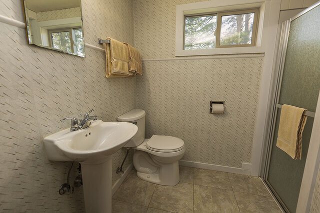 Calamity Peak Lodge — Bathroom