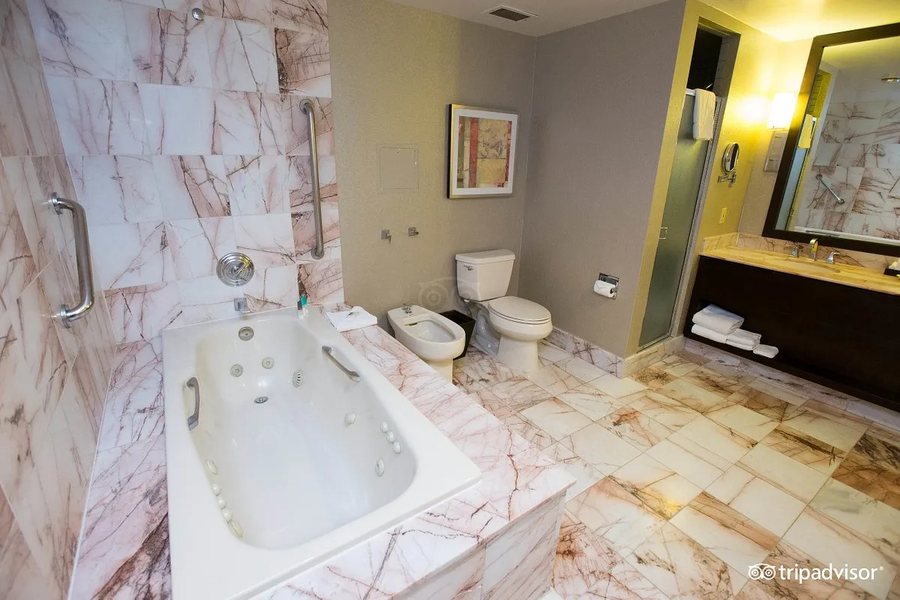 Caliente Tropics Resort — Bathroom