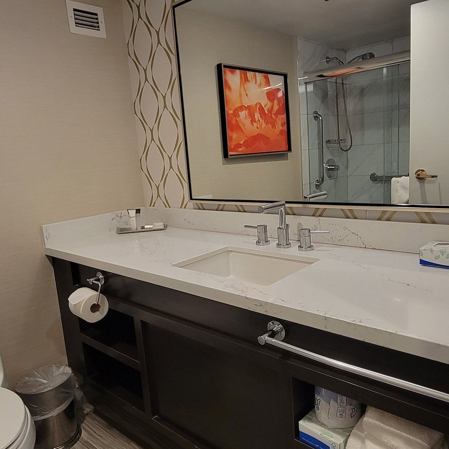 California Hotel and Casino — Bathroom
