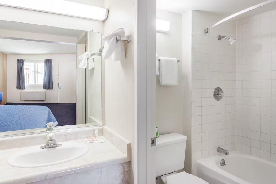 California Inn Barstow California — Bathroom