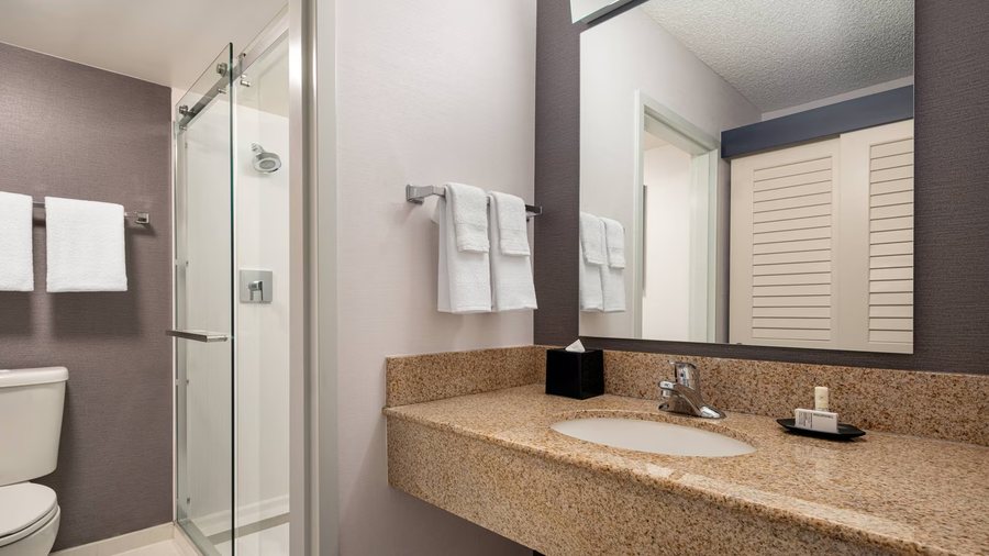 California Inn Suites Rancho Cordova Sacramento — Bathroom