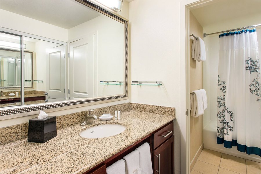 California Suites Hotel — Bathroom