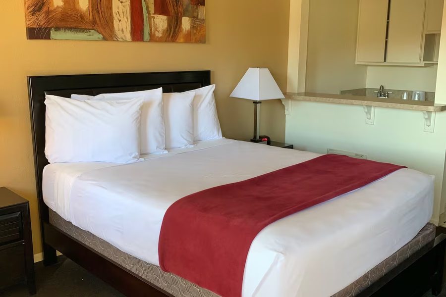 California Suites Hotel — Guest room
