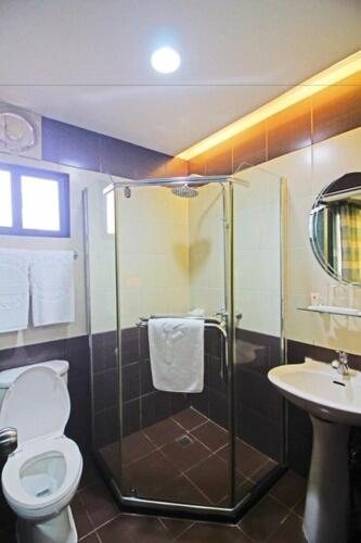 Caliraya Resort Club — Bathroom