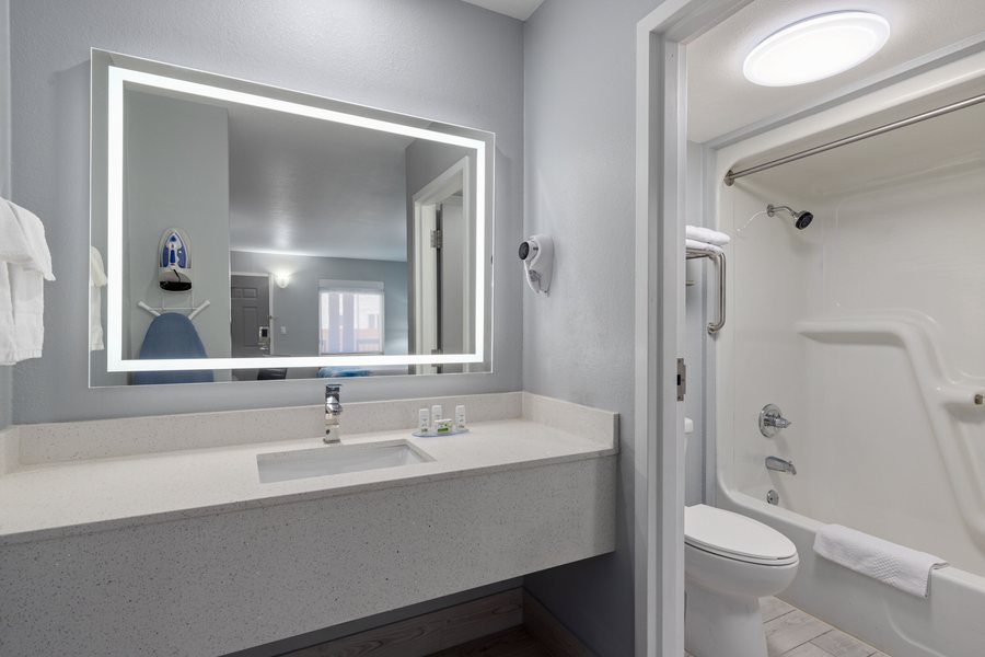 Calm Waters Resort — Bathroom