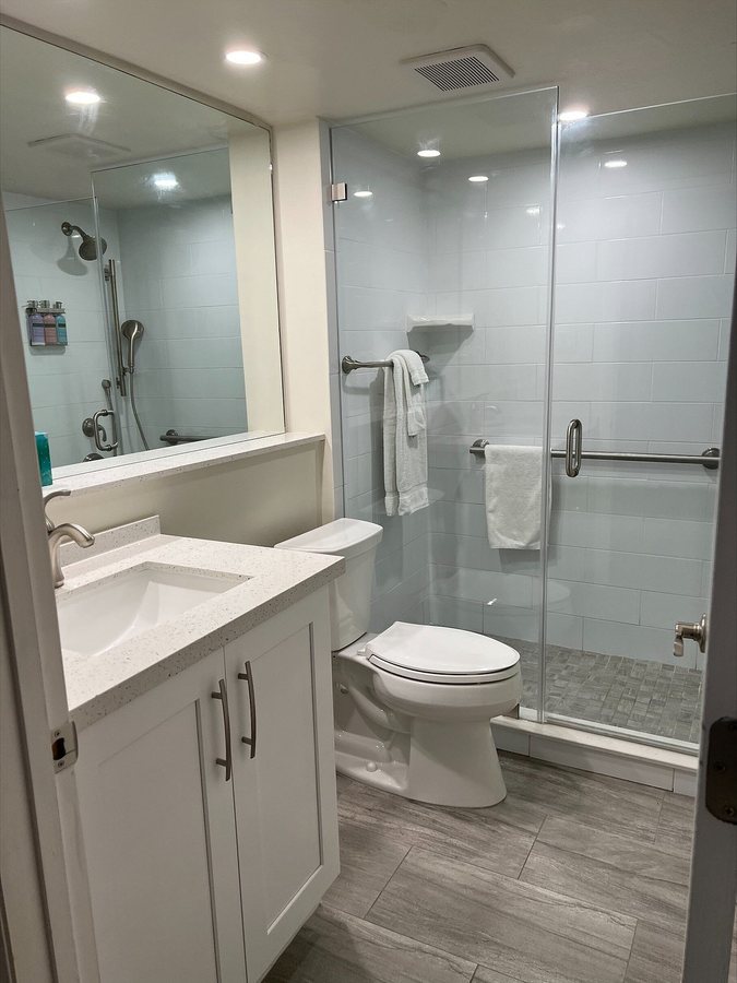 Caloosa Cove Resort Marina — Bathroom