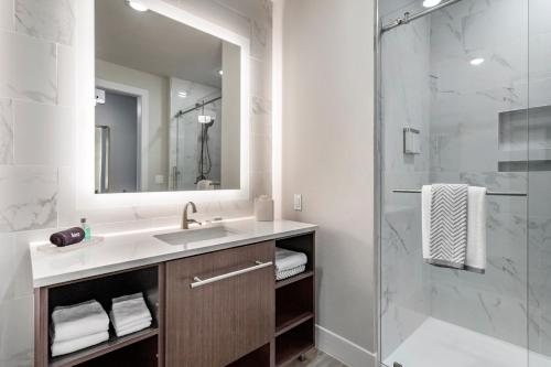 Cambria Hotel Austin Airport — Bathroom