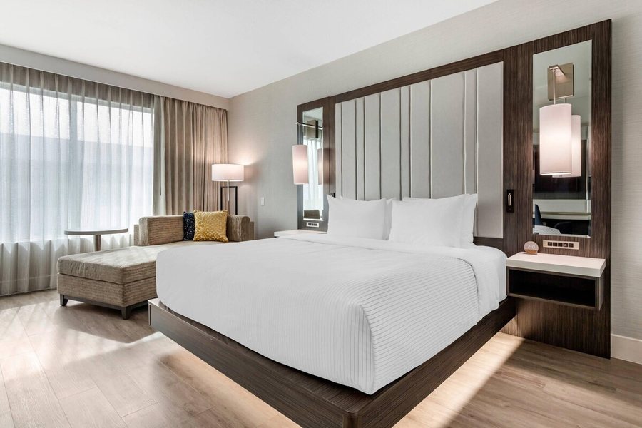 Cambria Hotel Austin Airport — Guest room