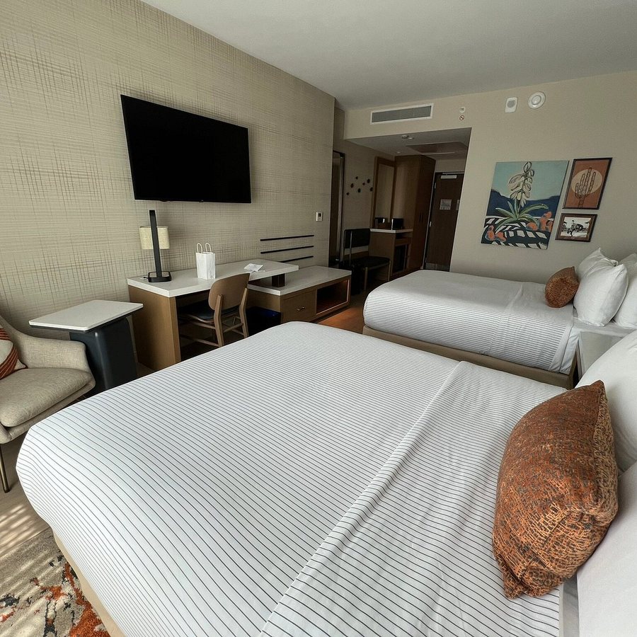 Cambria Hotel Austin Downtown — Guest room