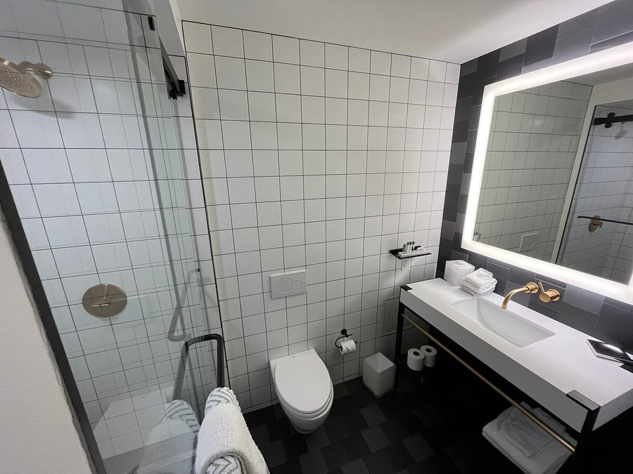Cambria Hotel Boston Downtown — Bathroom