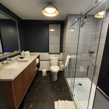 Cambria Hotel Boston Somerville — Bathroom