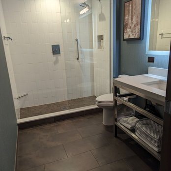 Cambria Hotel Chicago Loop Theatre District — Bathroom