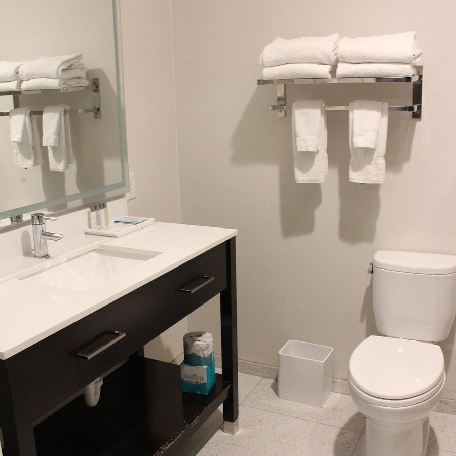 Cambria Hotel Copper Mountain — Bathroom