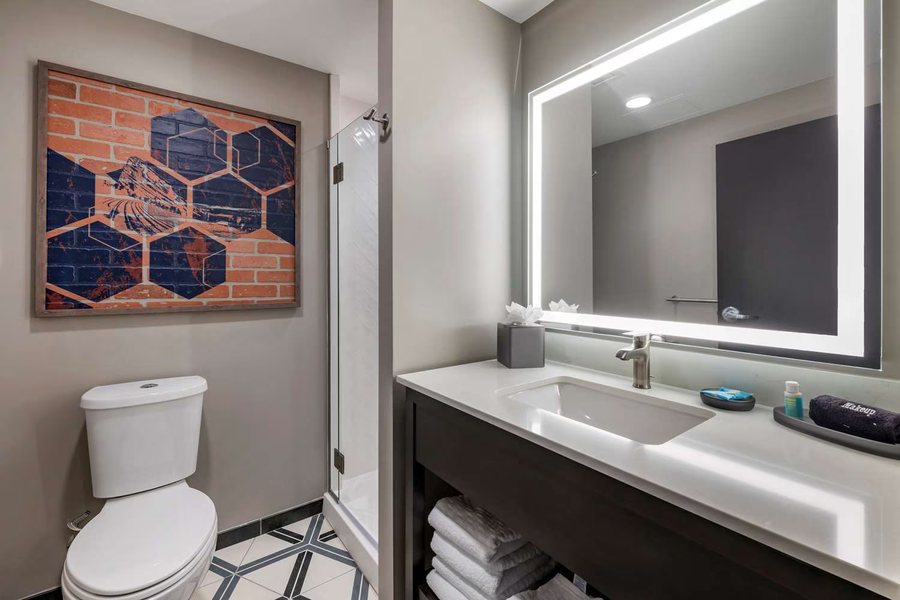 Cambria Hotel Denver Downtown Rino — Bathroom