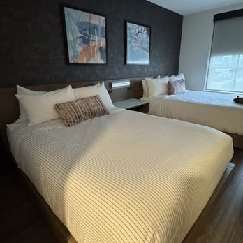 Cambria Hotel Denver Downtown Rino — Guest room