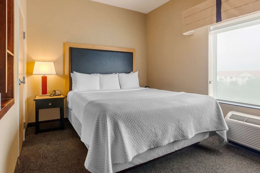 Cambria Hotel Denver International Airport — Guest room