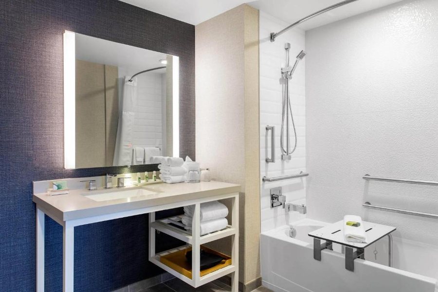 Cambria Hotel Downtown Asheville Asheville North Carolina — Bathroom