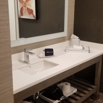 Cambria Hotel Fort Mill — Bathroom
