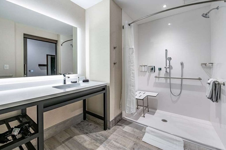 Cambria Hotel Louisville Downtown Whiskey Row — Bathroom