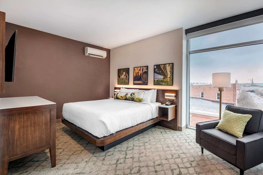 Cambria Hotel Louisville Downtown Whiskey Row — Guest room
