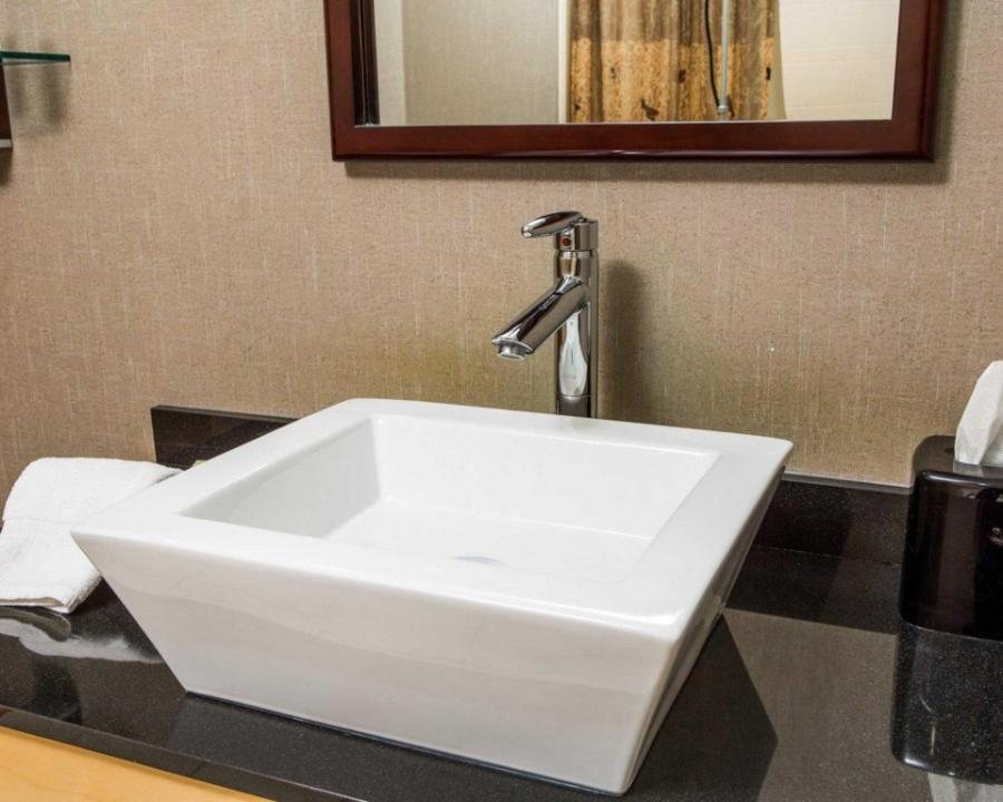Cambria Hotel Madison East — Bathroom