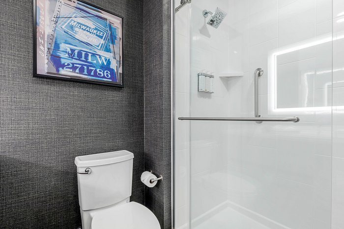Cambria Hotel Milwaukee Downtown — Bathroom