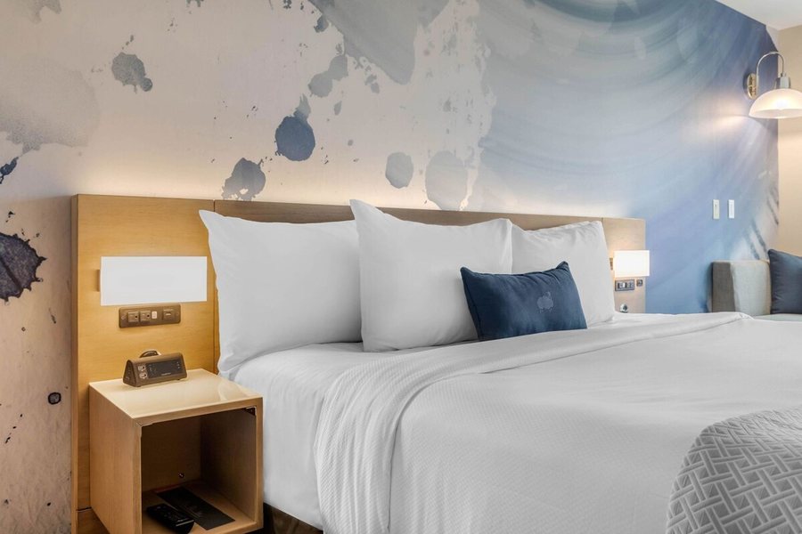 Cambria Hotel Milwaukee Downtown — Guest room