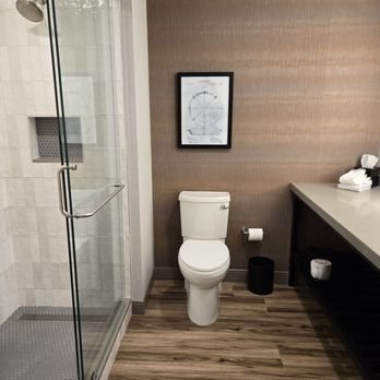 Cambria Hotel New Haven University Area — Bathroom