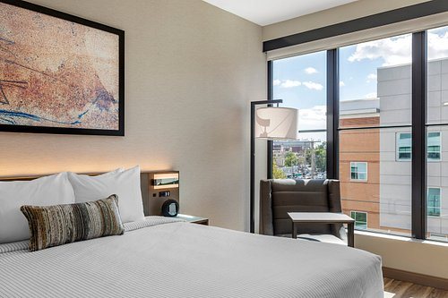 Cambria Hotel New Haven University Area — Guest room