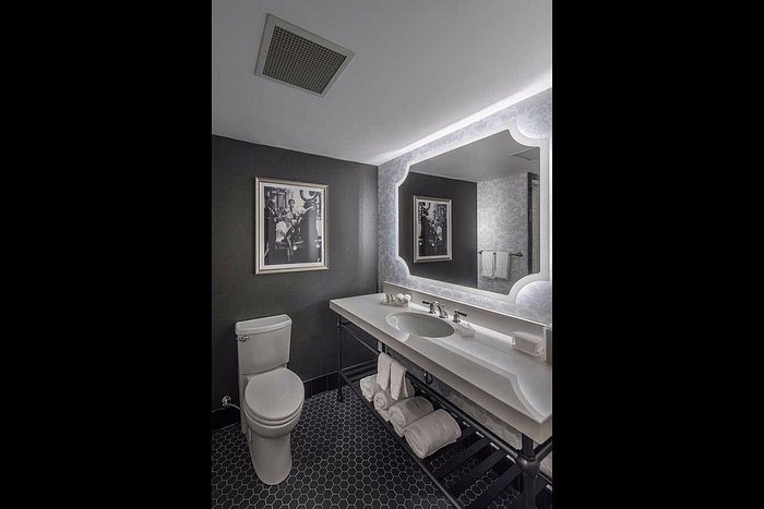 Cambria Hotel New Orleans Downtown Warehouse District — Bathroom
