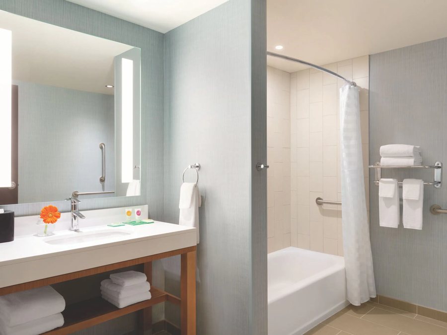 Cambria Hotel Niagara Falls — Bathroom
