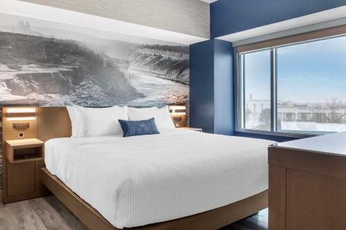 Cambria Hotel Niagara Falls — Guest room