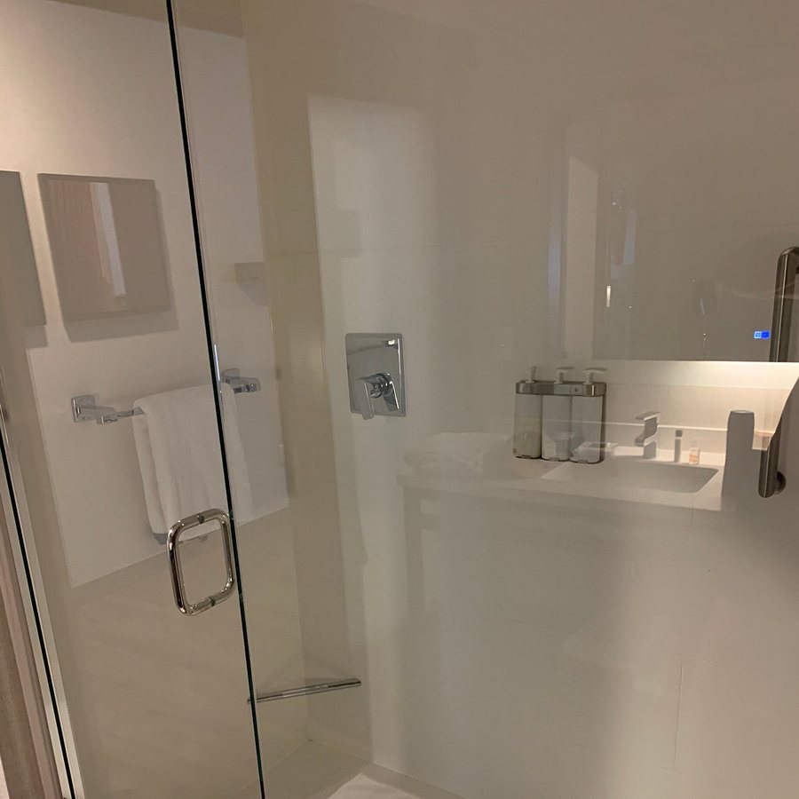 Cambria Hotel Omaha Downtown — Bathroom