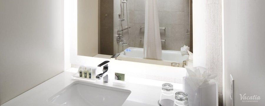 Cambria Hotel Philadelphia Downtown Center City Philadelphia Pennsylvania — Bathroom