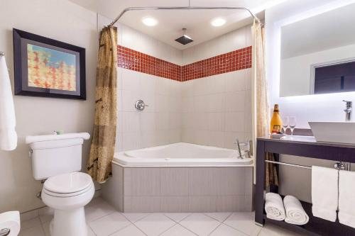 Cambria Hotel Pittsburgh Downtown Pittsburgh Pennsylvania — Bathroom