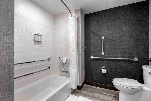 Cambria Hotel Portland Downtown Old Port — Bathroom