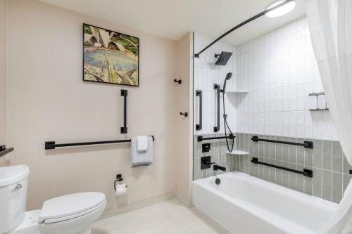 Cambria Hotel Rehoboth Beach — Bathroom