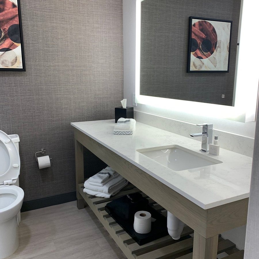 Cambria Hotel Rock Hill University Center — Bathroom