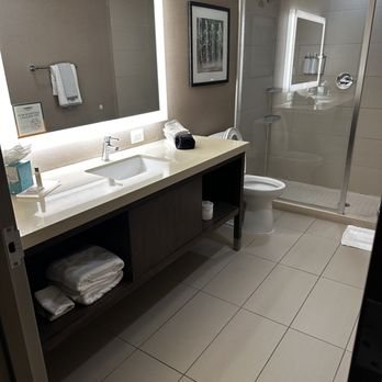 Cambria Hotel Rockville — Bathroom